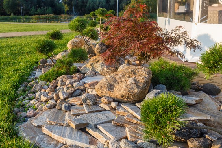 Terrasse en bois composite et massifs paysagers réalisés par Proxinord dans la MEL