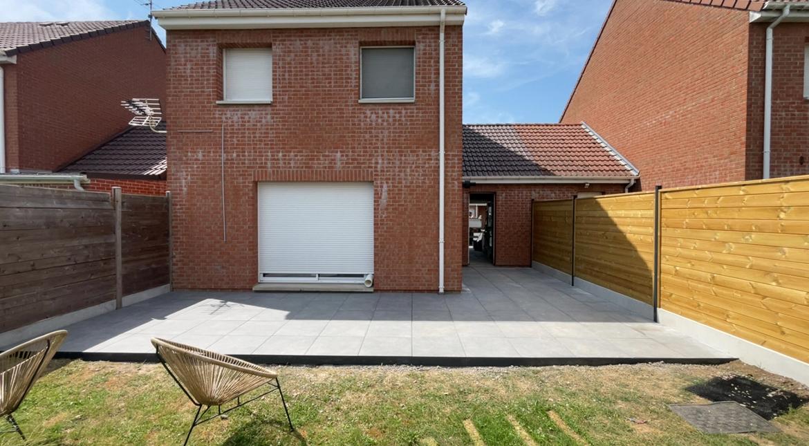 Terrasse en grès cérame sur plots posée à Armentières sur 45 m²