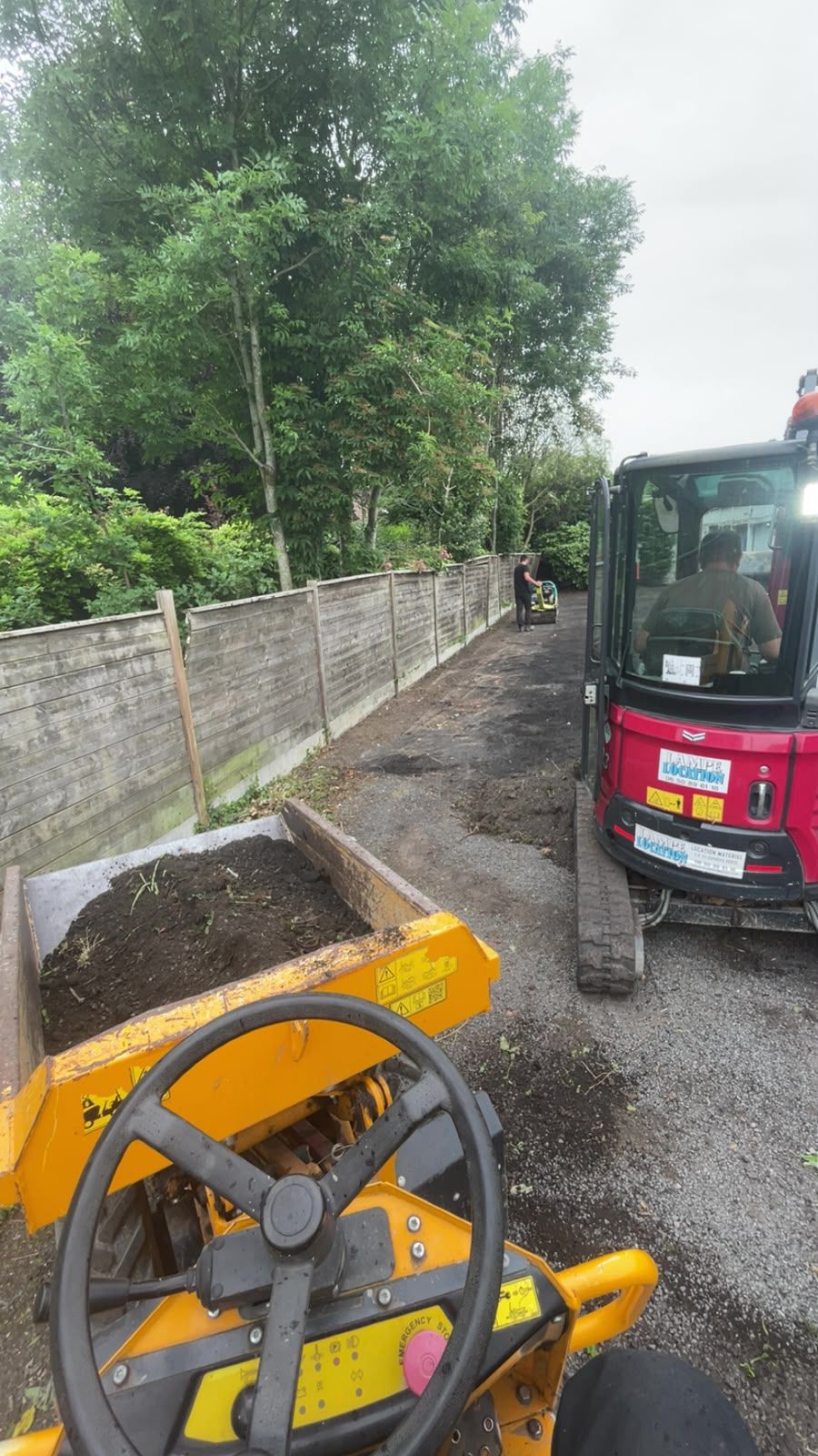 Allée en cours de terrassement à Tourcoing avec mini-pelle et dumper