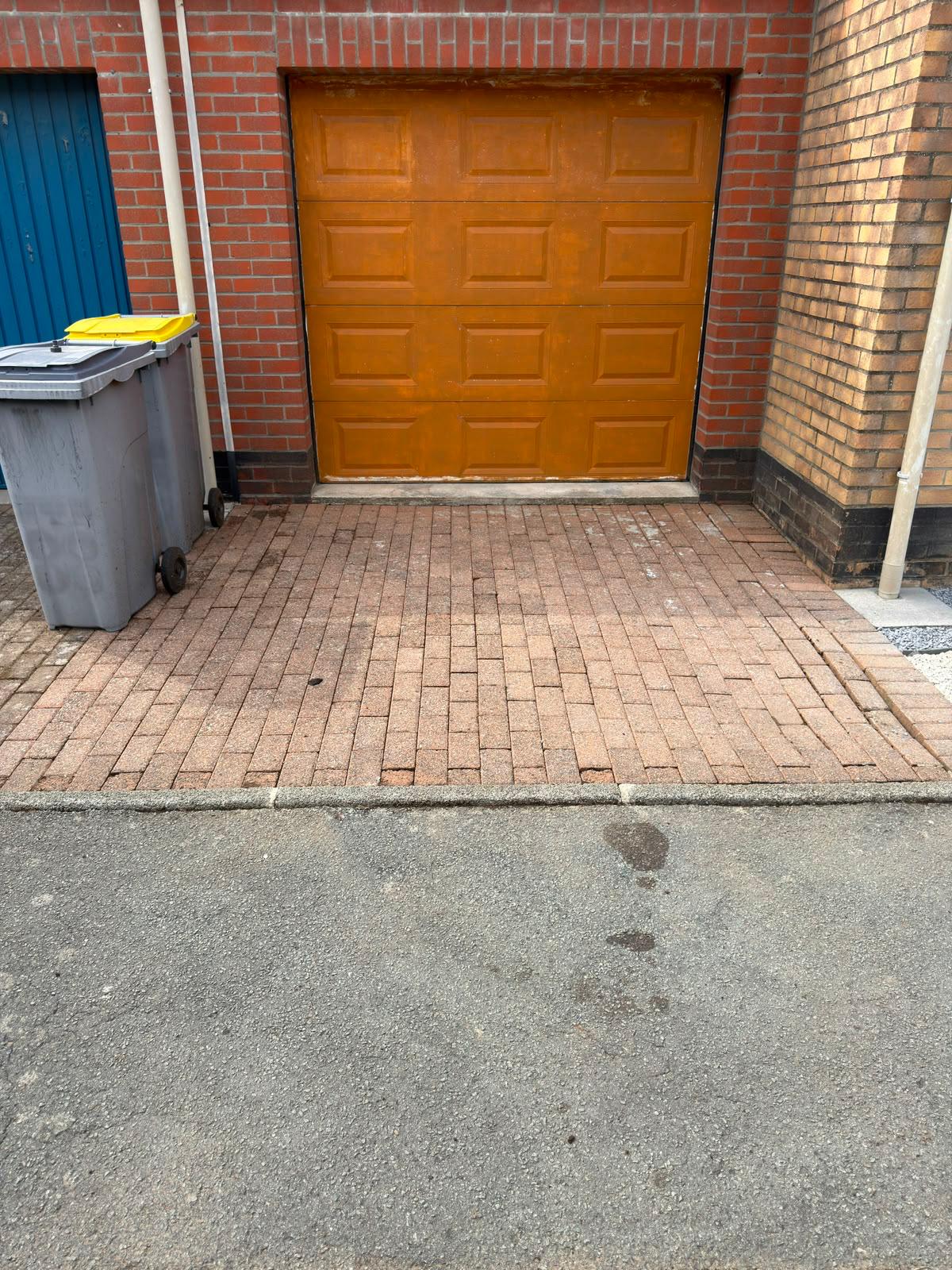 Pavage nettoyé et décapé à Sequedin devant le garage