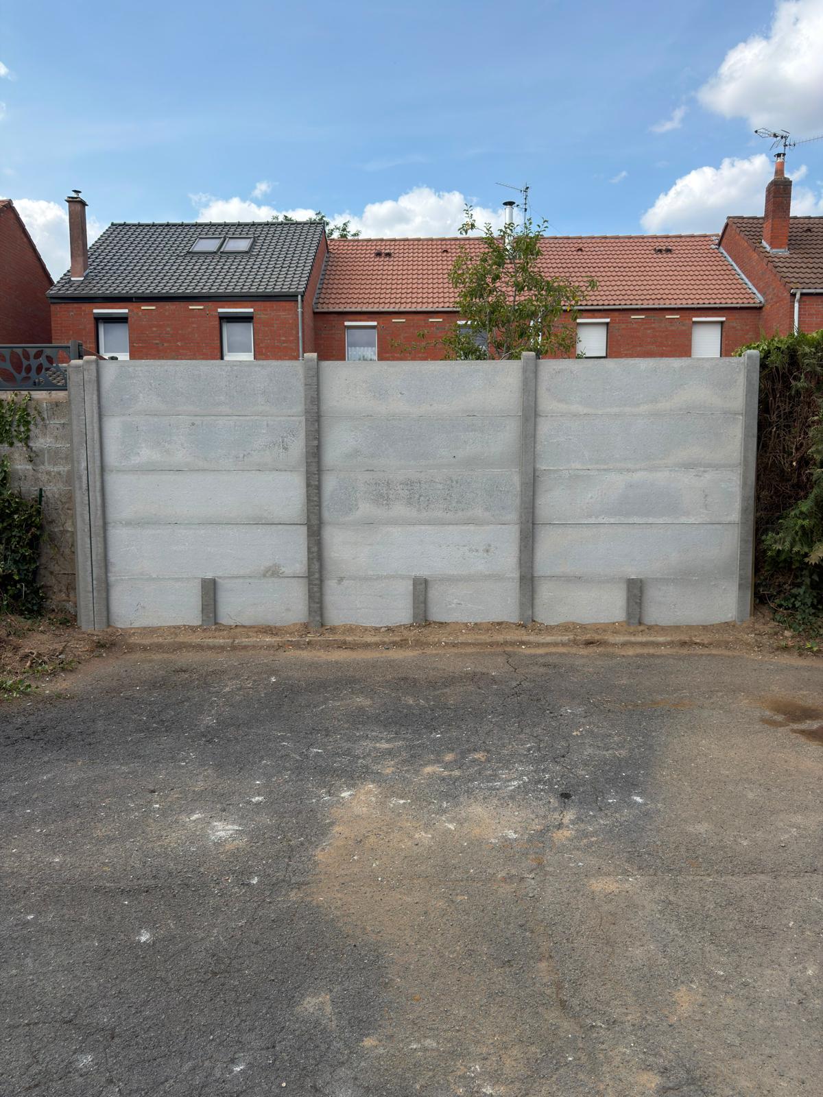 Palissade béton à Wattignies vue de près : plaques et poteaux béton alignés