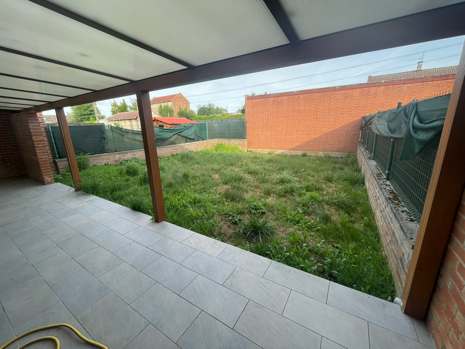 Jardin à Santes avant travaux, pelouse clairsemée et mauvaises herbes