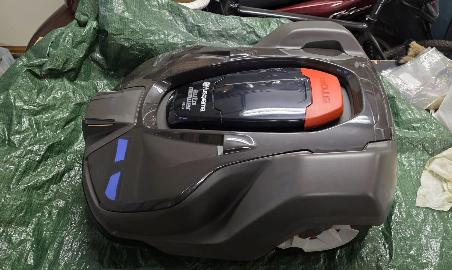 Entretien robot tondeuse Hallennes : Husqvarna Automower 450X propre et remonté après révision en atelier