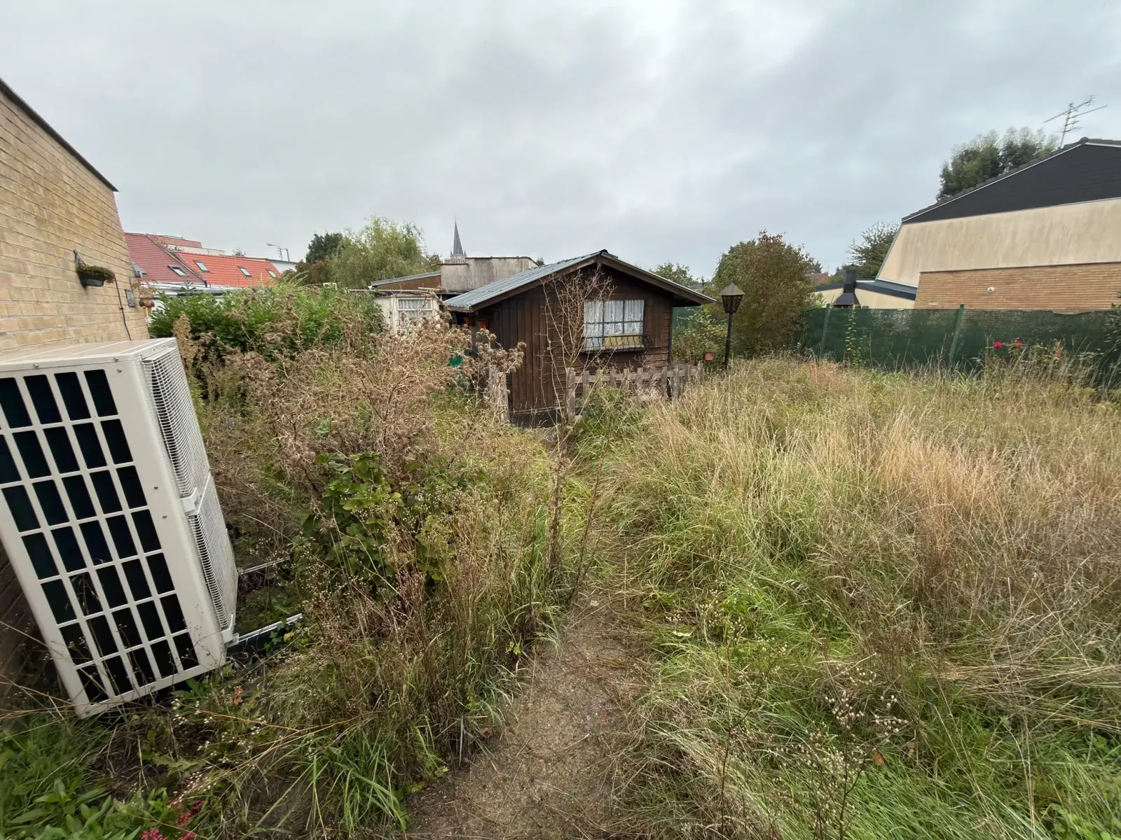 Hautes herbes jusqu'au chalet en bois avant fauchage, Hallennes-lez-Haubourdin
