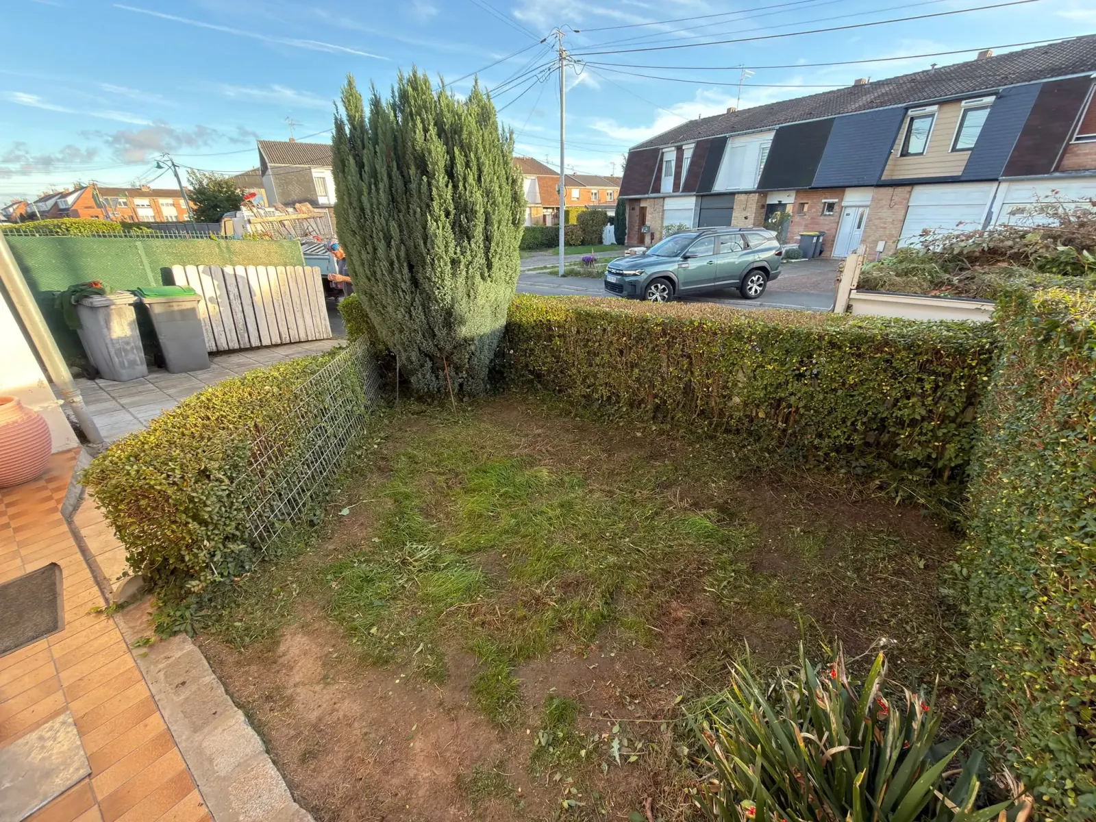 Jardin de devant tondu et haie taillée après remise en état, Hallennes-lez-Haubourdin